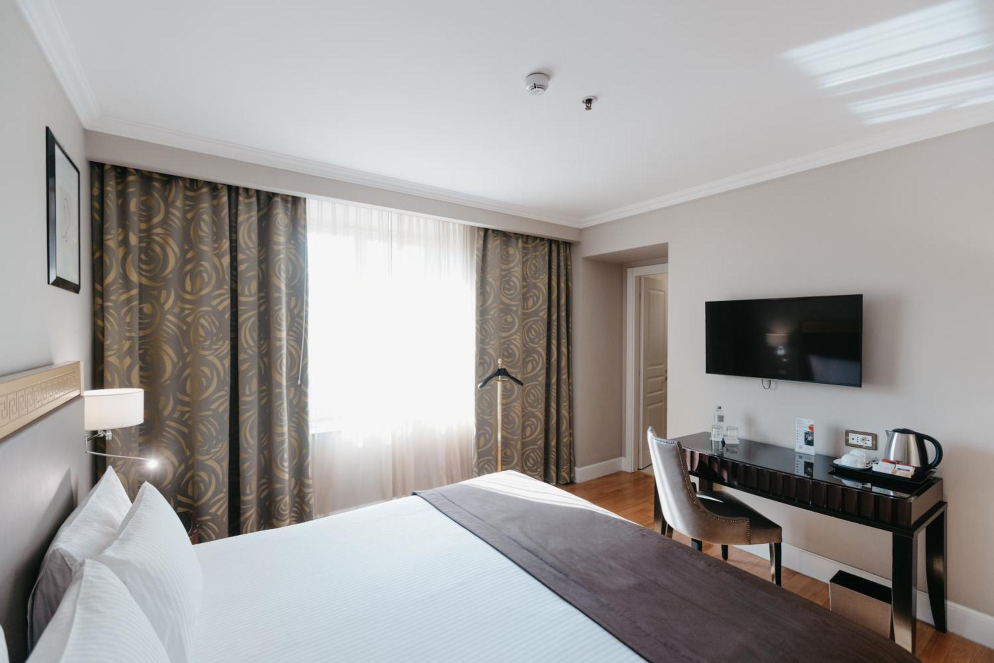 Grand Hotel Yerevan - Small Luxury Hotels Of The World Exterior photo