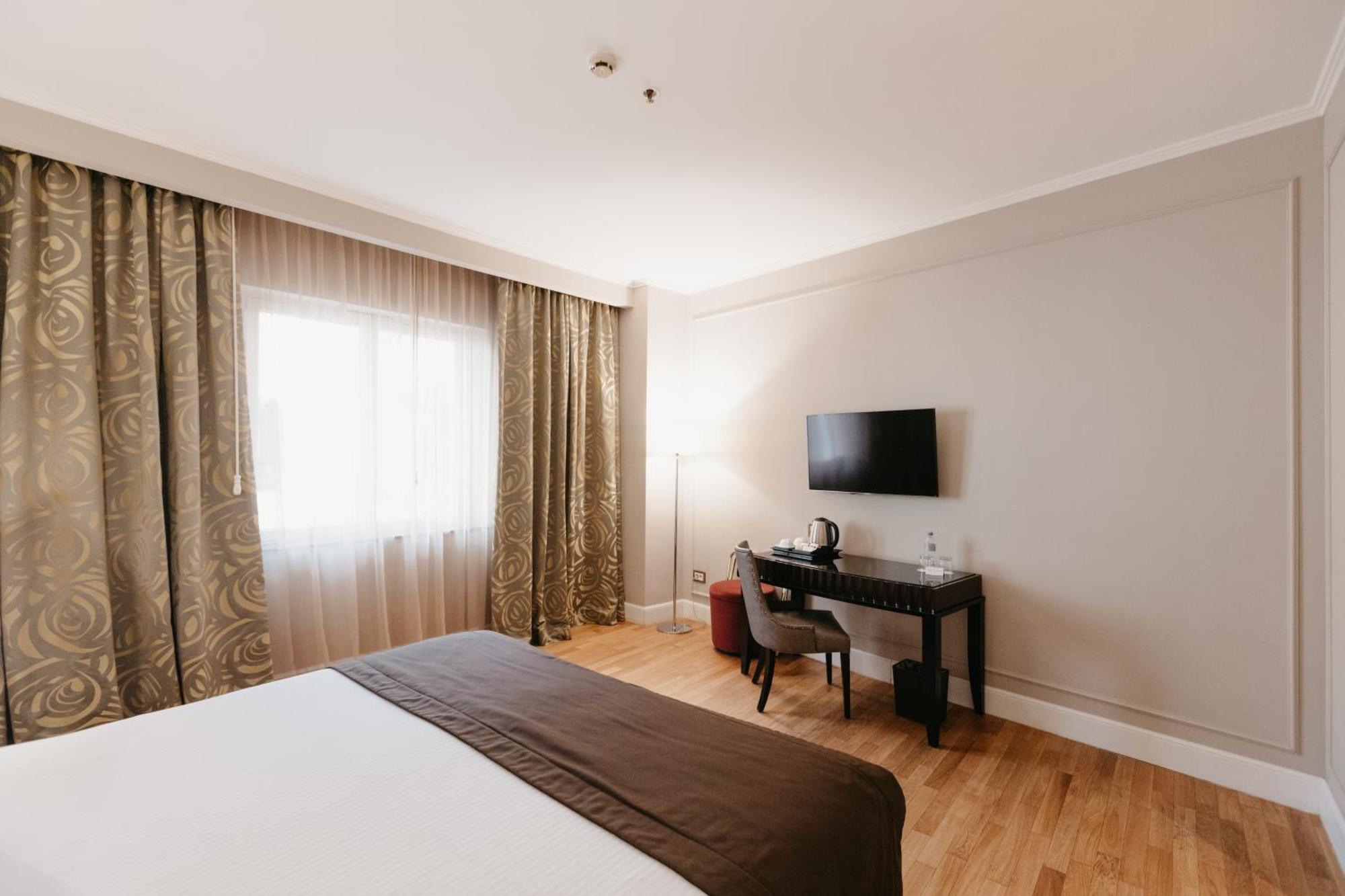 Grand Hotel Yerevan - Small Luxury Hotels Of The World Exterior photo
